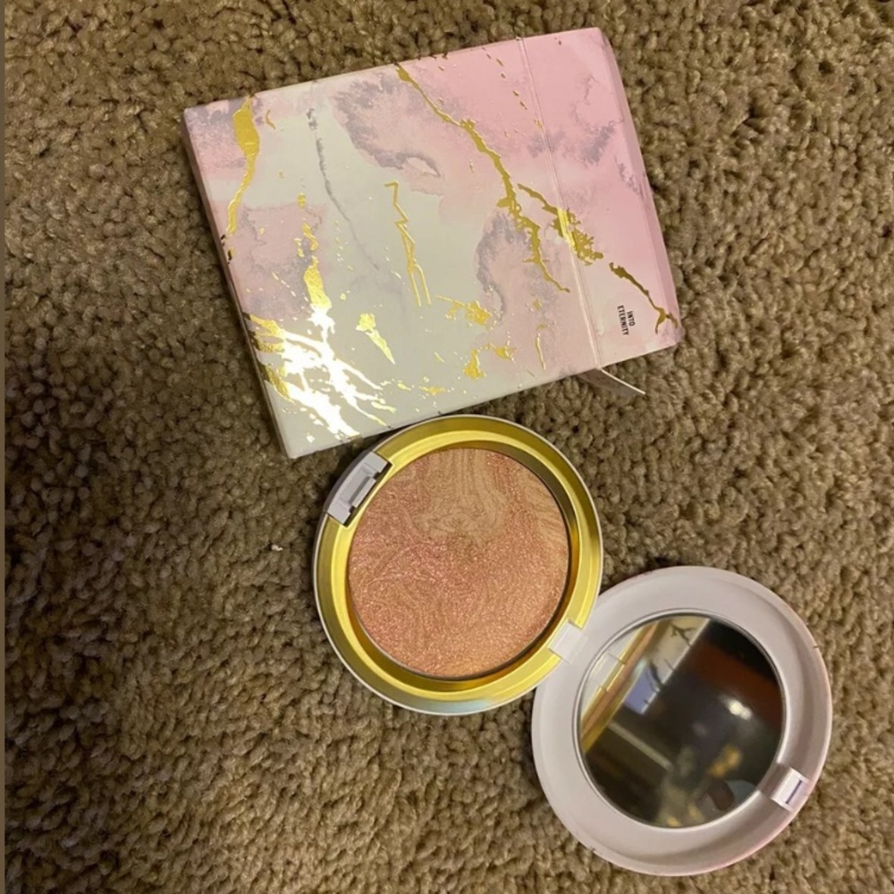MAC Electric Wonder Face Compact- Into Eternity